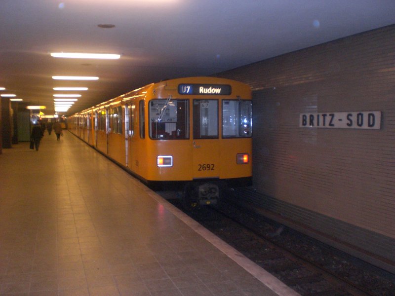 Berlin: Die U7 nach U-Bahnhof Rudow im U-Bahnhof Britz-Sd.