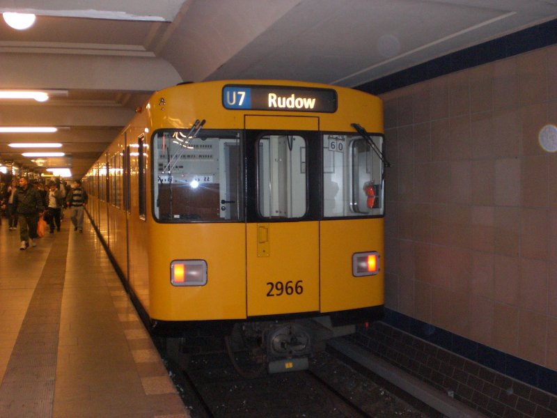 Berlin: Die U7 nach U-Bahnhof Rudow im U-Bahnhof Rathaus Neuk�lln.