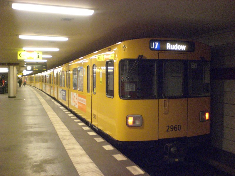 Berlin: Die U7 nach U-Bahnhof Rudow im U-Bahnhof Bayrischer Platz.