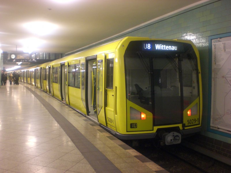 Berlin: Die U8 nach S+U Bahnhof Wittenau im S+U Bahnhof Alexanderplatz.