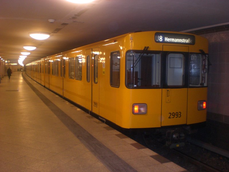 Berlin: Die U8 nach S+U Bahnhof Hermannstrae im U-Bahnhof Kottbusser Tor.