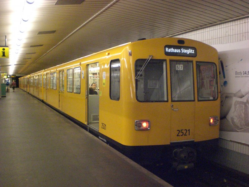 Berlin: Die U9 nach S+U Bahnhof Rathaus Steglitz im U-Bahnhof Spichernstra�e.