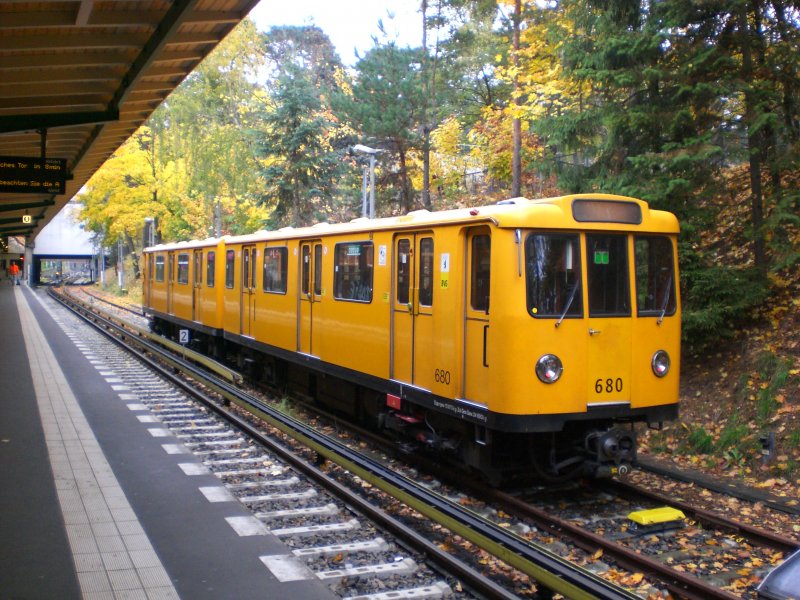 Berlin: Ein alter U-Bahnwagon abgestellt am U-Bahnhof Krumme Lanke