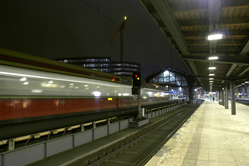 Berlin Friedrichstrae Einfahrt einer BR 481. Das gelb/rot im Signal entstand durch die Belichtungszeit.  
Brennweite 28mm   Iso 80   Blende 5,6   Verschluss 4sek
24.01.2009