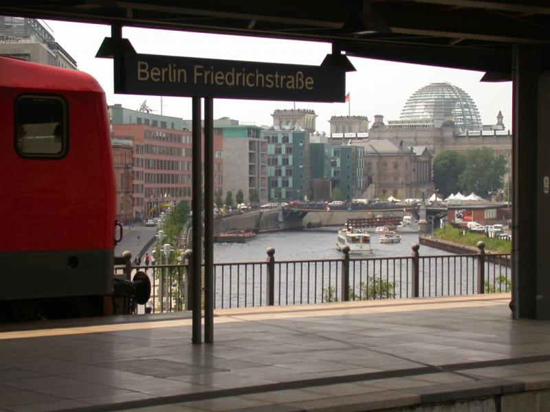 Berlin Friedrichstrasse Sicht auf Spree und Reichstagskuppel. (25.06.2002