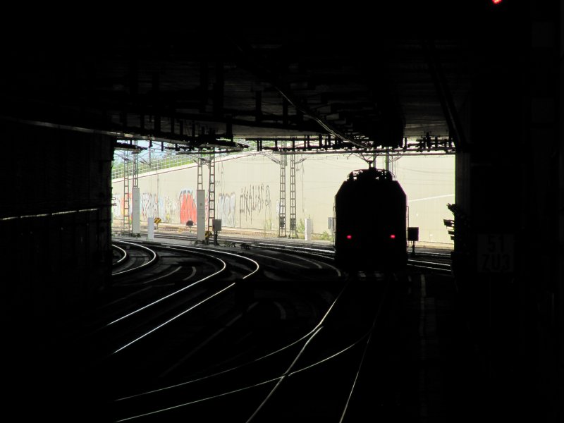 Berlin-Hauptbahnhof im August 2009. Eine E-Lok verlt den Bhf. in Richtung Berlin-Gesundbrunnen oder Berlin-Jungfernheide.