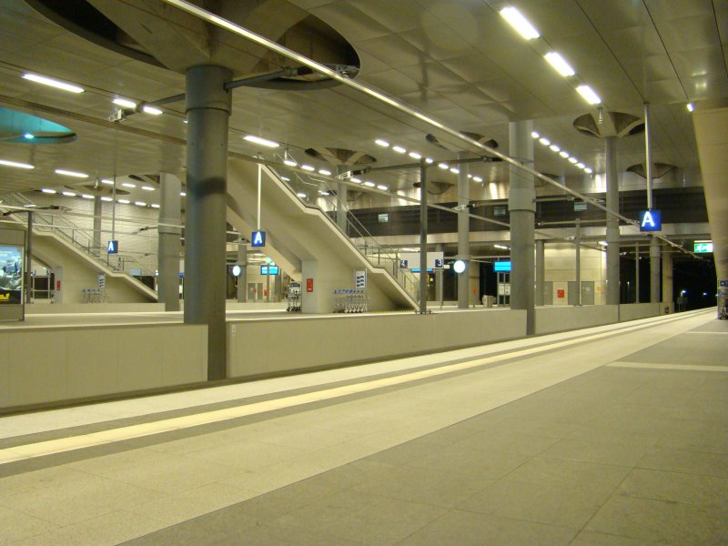 Berlin Hauptbahnhof Tiefbahnsteig am 07.06.2008, Blick von Gleis 1/2 nach 3/4 - 5/6 - 7/8