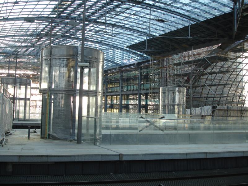 Berlin Hauptbahnhof(obere Bahnsteige)im Bau am 20.Januar 2006, aufgenommen vom S-Bahnsteig