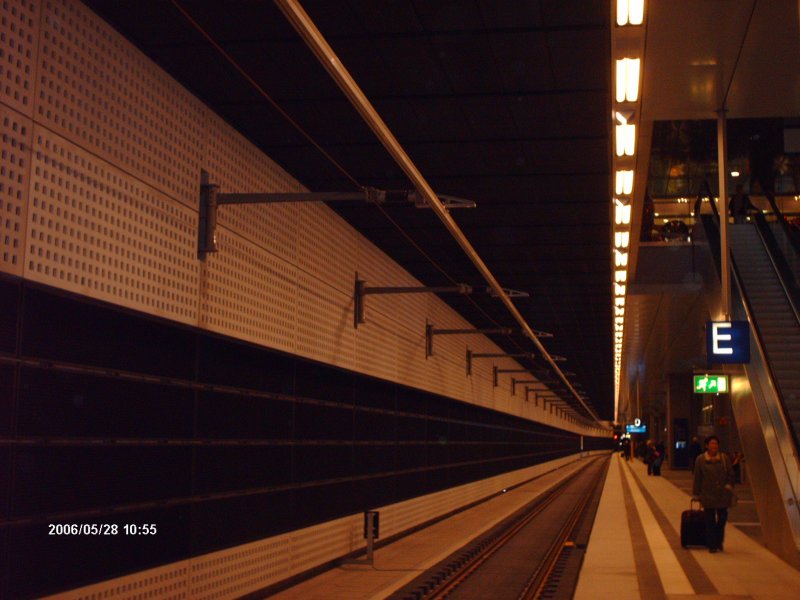 Berlin Hauptbahnhof(tief) hat einzigartige Oberleitungen. Diese Konstruktion ist nichts anderes als eine Metallschiene mit Draht befestigt die unter der Metallschiene ist.