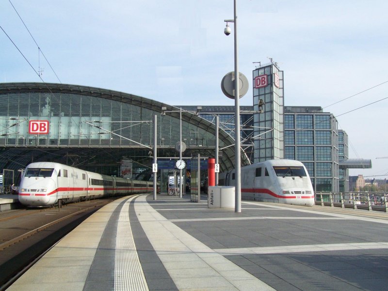 Berlin Hbf am 29.Oktober 2007. Links: ICE-1 nach Stuttgart Hbf. Rechts: ICE-1 nach Berlin-Ostbahnhof.