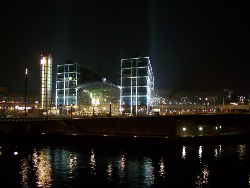 Berlin Hbf bei Nacht im Oktober 2007.