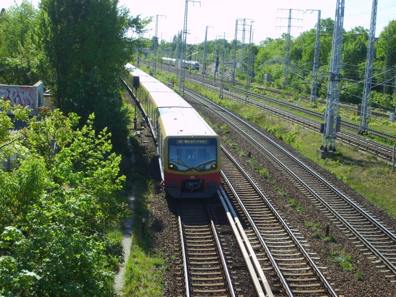 Berlin Karlshorst am Morgen des 29.4.2007 passiert hier ein Zug der S3 die Fugngerbrcke in Richtung Westkreuz