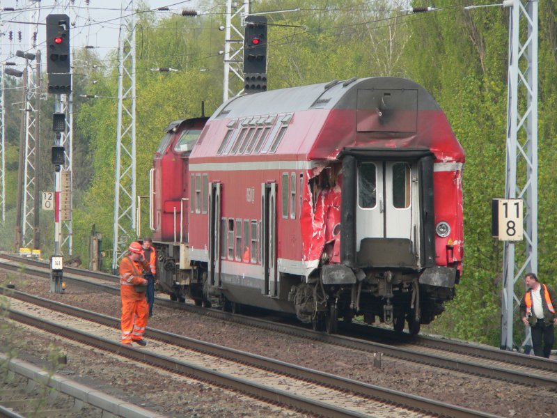 Berlin Karow: Der letzte am Unfallort verbliebene beschdigte Doppelstockwagen - das drfte derjenige sein, der direkt hinter der Lok war, wurde von einer Diesellok aufs andere Gleis gebracht. In Schrittgeschwindigkeit wird er bewegt und dabei von 3 Bahnmitarbeitern beobachtet. Angeblich soll der Wagen und die defekte Lok nach Lichtenberg gebracht werden. 18.4.2009