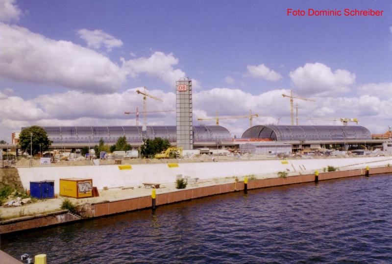 Berlin Lehrter Bahnhof / Hauptbahnhof am 28.07.2004! Man kann nur schwer sehen wie gro der Bahnhof ist aber ein gren Vergleich ist mglich, wenn man ca. in der Mitte des Bahnhofs schaut, sieht man gerade ein RE durchfahren! 