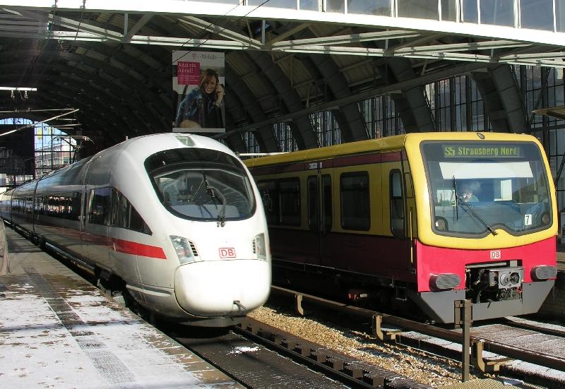 Berlin Ostbahnhof am 28.2.2005 - friedlich nebeneinander.