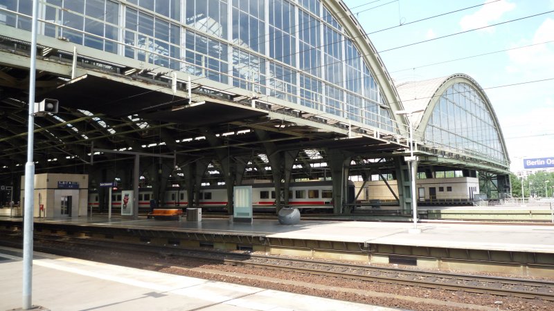Berlin Ostbahnhof. Hier enden bzw. beginnen alle ICE Z�ge. ICE 1 nach Basel oder M�nchen und ICE 2 nach K�ln und Dortmund.