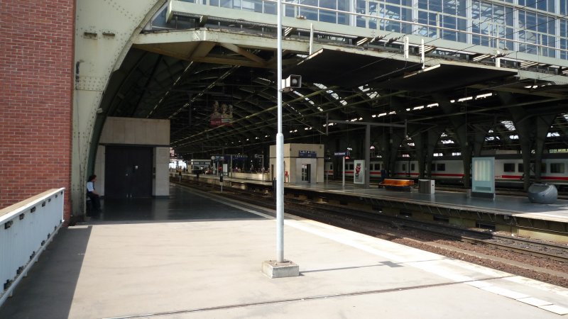 Berlin Ostbahnhof. Hier enden bzw. beginnen alle ICE Z�ge. ICE 1 nach Basel oder M�nchen und ICE 2 nach K�ln und Dortmund.
