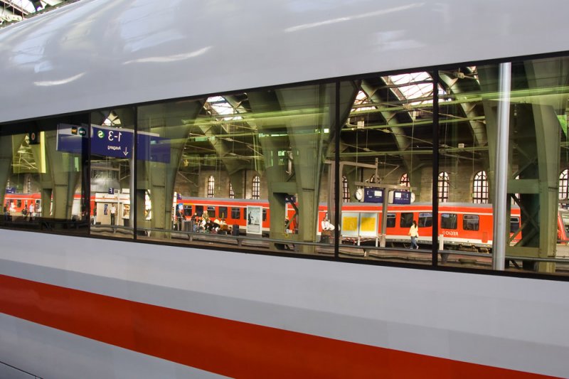 Berlin Ostbahnhof
der ICE nach Basel zu Abfahrt bereit