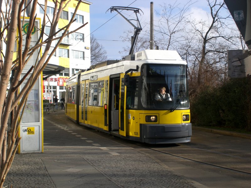 Berlin: Straenbahnlinie 12 nach Mitte Am Kupfergraben an der Haltestelle Weiensee Pasedagplatz.