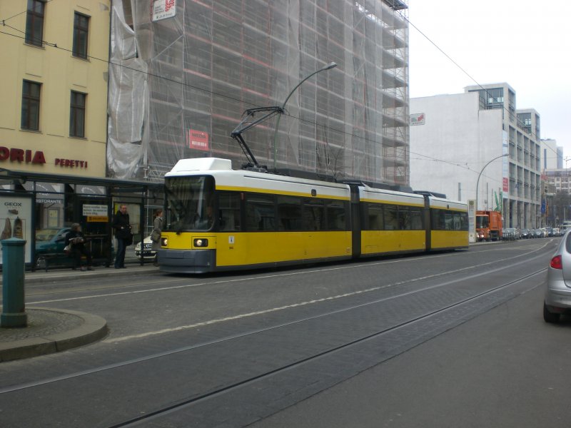 Berlin: Stra�enbahnlinie 12 nach Wei�ensee Pasedagplatz am U-Bahnhof Oranienburger Tor.