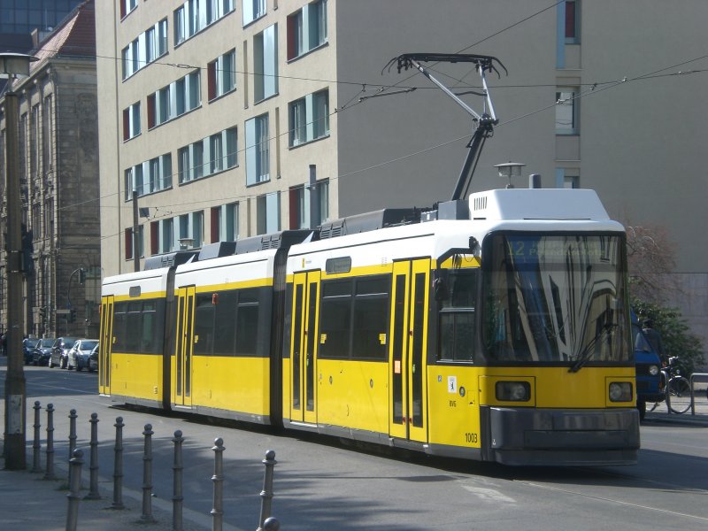 Berlin: Straenbahnlinie 12 nach Weiensee Pasedagplatz an der Haltestelle Mitte Am Kupfergraben.