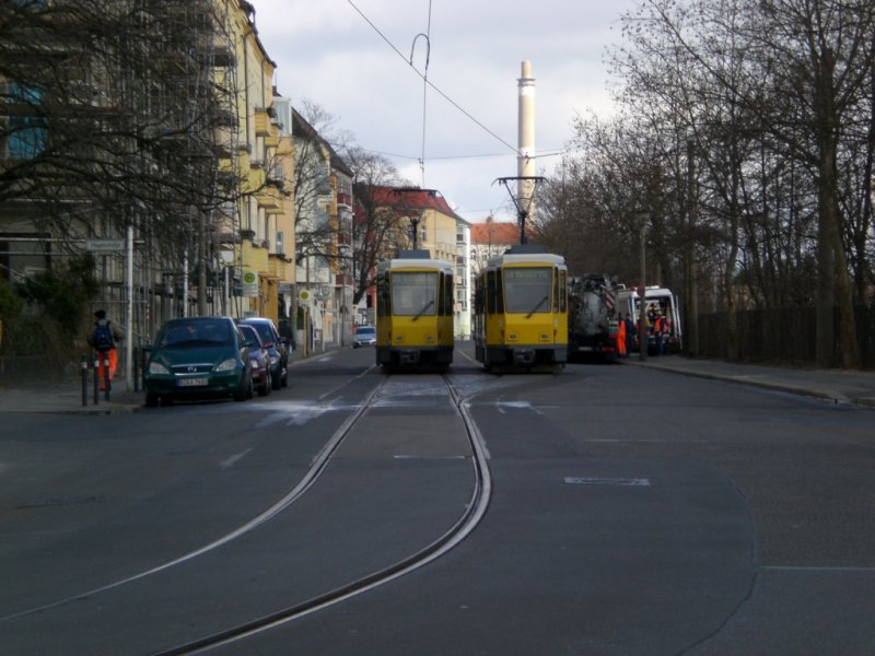 Berlin: Stra�enbahnlinie 21 nach S-Bahnhof Sch�neweide und Stra�enbahnlinie 18 nach Hellersdorf Risaer Stra�e am S+U Bahnhof Lichtenberg/Siegfriedstra�e.