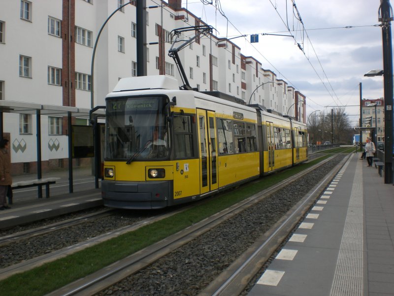 Berlin: Straenbahnlinie 27 nach Krankenhaus Kpenick an der Haltestelle Weiensee Buschallee.