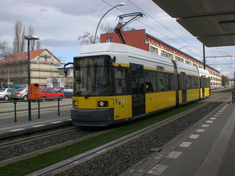 Berlin: Straenbahnlinie 27 nach Weiensee Pasedagplatz an der Haltestelle Weiensee Buschallee.