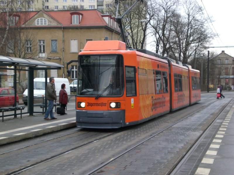 Berlin: Straenbahnlinie 27 nach Weiensee Pasedagplatz an der Haltestelle Hohenschnhausen Hauptstrae/Rhinstrae.