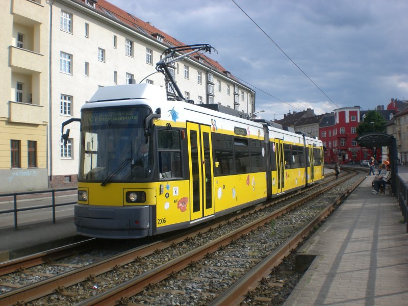 Berlin: Straenbahnlinie 27 nach Weiensee Pasedagplatz an der Haltestelle Schneweide Rummelsburger Strae/Edisonstrae.