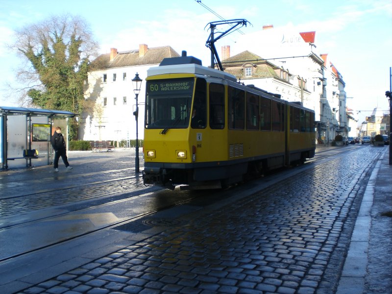Berlin: Straenbahnlinie 60 nach S-Bahnhof Adlershof an der Haltestelle Rathaus Kpenick.