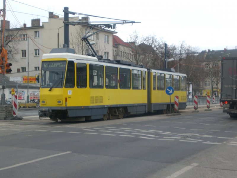 Berlin: Stra�enbahnlinie 61 am S-Bahnhof Adlershof.