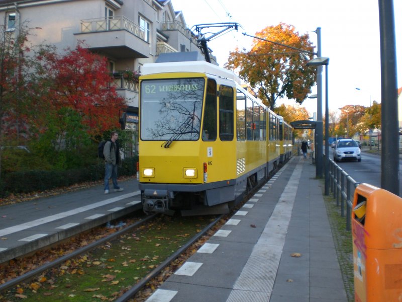 Berlin: Straenbahnlinie 62 nach Kpenick Wendenschlo an der Haltestelle Mahlsdorf Hultschiner Damm/Seestrae.