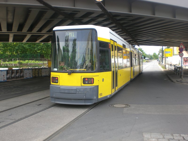Berlin: Straenbahnlinie M1 nach Mitte Am Kupfergraben am S+U Bahnhof Pankow.
