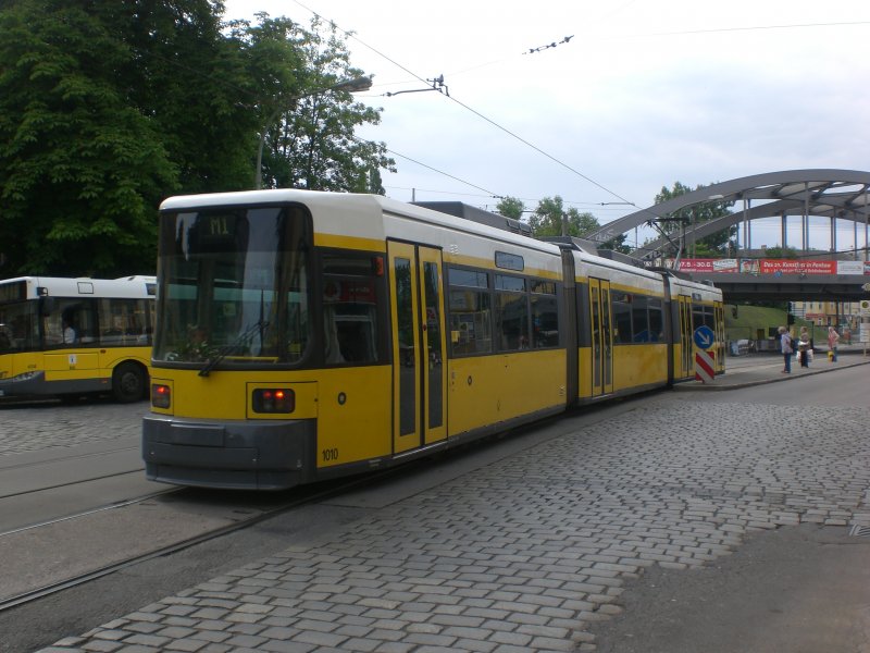 Berlin: Straenbahnlinie M1 nach Mitte Am Kupfergraben am S+U Bahnhof Pankow.