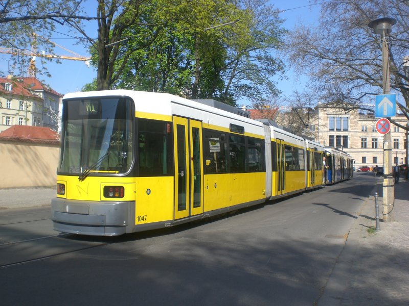 Berlin: Straenbahnlinie M1 nach Niederschnhausen Schillerstrae an der Haltestelle Mitte Am Kupfergraben.
