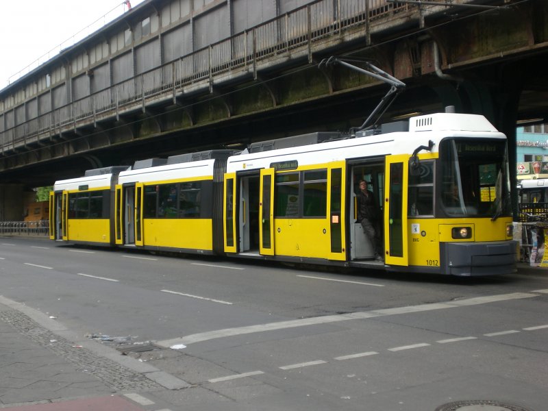 Berlin: Stra�enbahnlinie M1 nach Rosenthal Nord am S+U Bahnhof Sch�nhauser Allee.