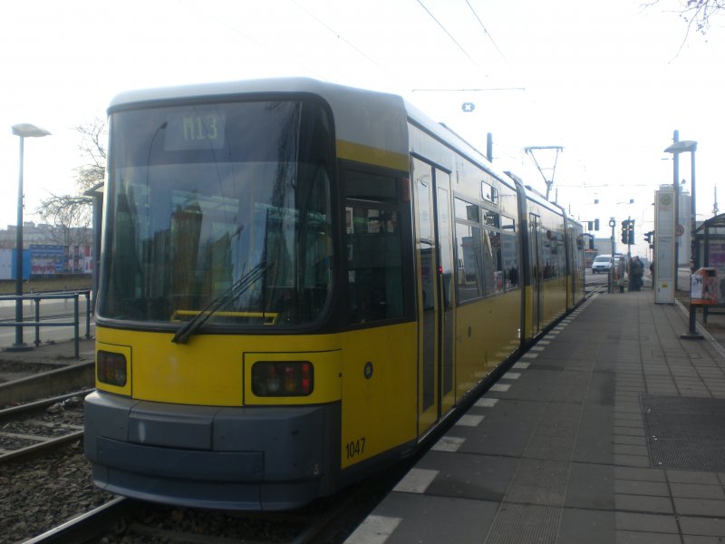 Berlin: Stra�enbahnlinie M13 am S-Bahnhof Warschauer Stra�e.