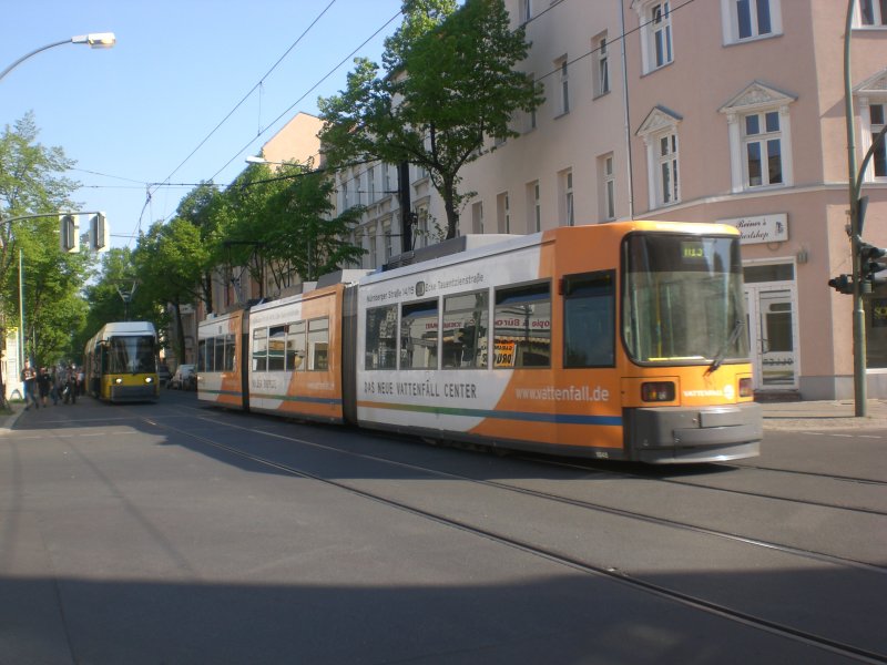 Berlin: Straenbahnlinie M13 nach S-Bahnhof Warschauer Strae an der Haltestelle Weiensee Gustav-Adolf-Strae/Amalienstrae.