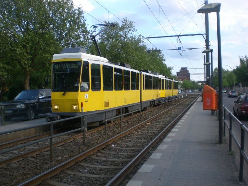 Berlin: Straenbahnlinie M13 nach Wedding Virchow-Klinikum an der Haltestelle Weiensee Betriebshof Indira-Ghandi-Strae.