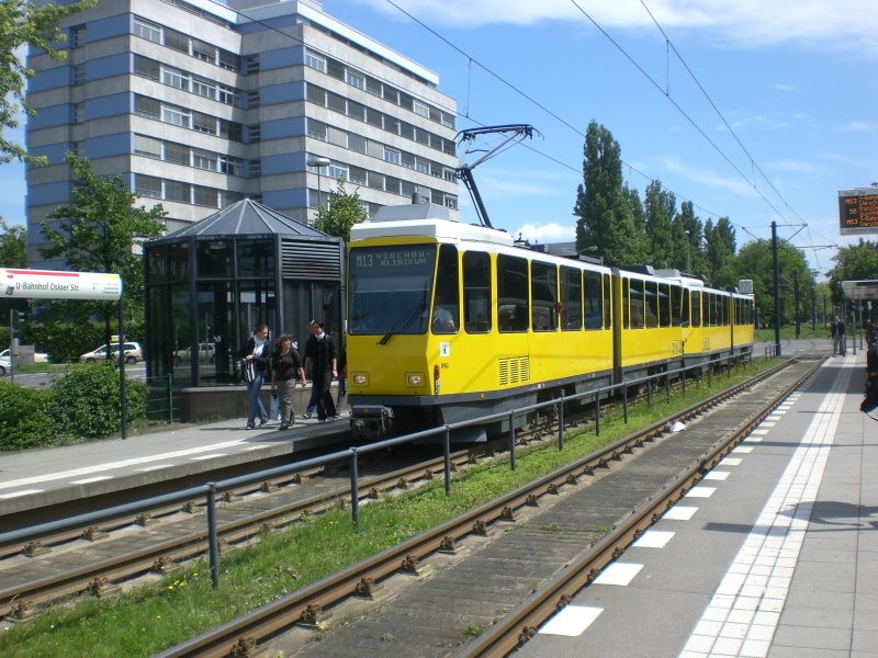 Berlin: Straenbahnlinie M13 nach Wedding Virchow-Klinikum am U-Bahnhof Osloer Strae.
