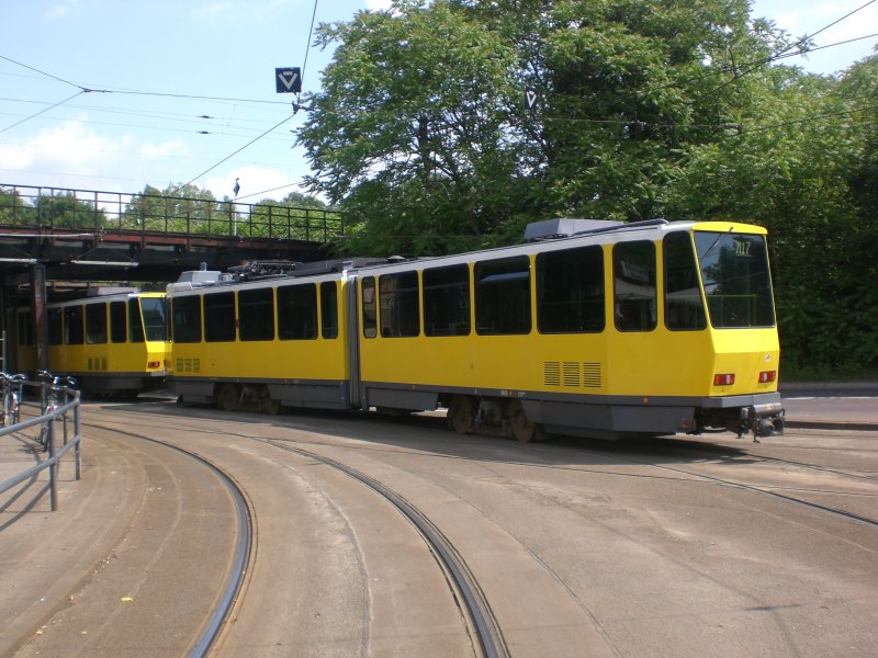 Berlin: Stra�enbahnlinie M17 nach Falkenberg am S-Bahnhof Sch�neweide/Sterndamm.