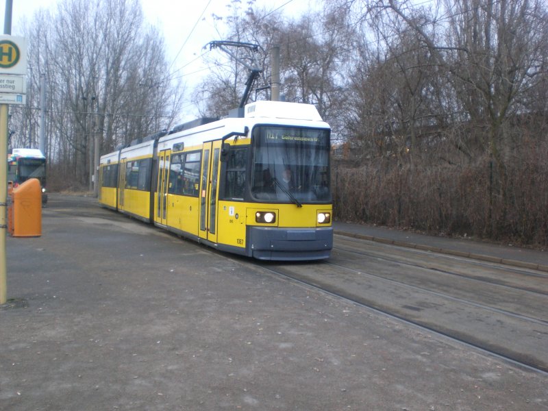 Berlin: Straenbahnlinie M17 nach Hohenschnhausen Gehrenseestrae am S-Bahnhof Schneweide/Sterndamm.