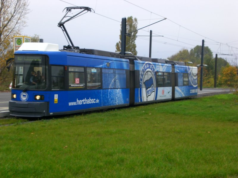 Berlin: Stra�enbahnlinie M17 nach S-Bahnhof Sch�neweide an der Haltestelle Falkenberg.