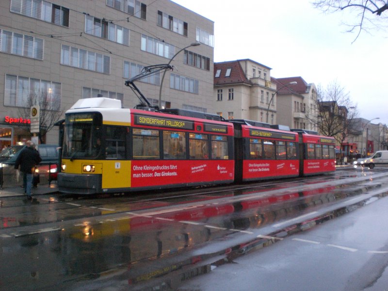 Berlin: Straenbahnlinie M17 nach S-Bahnhof Schneweide am S-Bahnhof Karlshorst.
