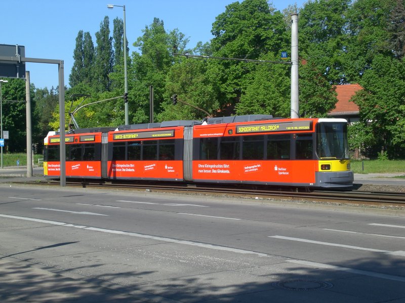 Berlin: Straenbahnlinie M17 nach S-Bahnhof Schneweide an der Haltestelle Hohenschnhausen Gehrenseestrae.