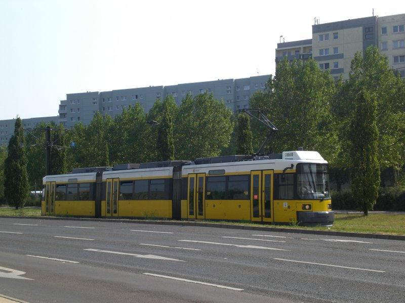 Berlin: Stra�enbahnlinie M17 nach S-Bahnhof Sch�neweide an Haltestelle Hohensch�nhausen Falkenberger Chaussee/Prendener Stra�e.