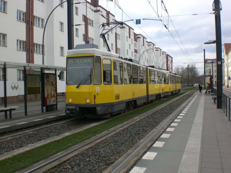 Berlin: Straenbahnlinie M4 nach Falkenberg an der Haltestelle Weiensee Buschallee.