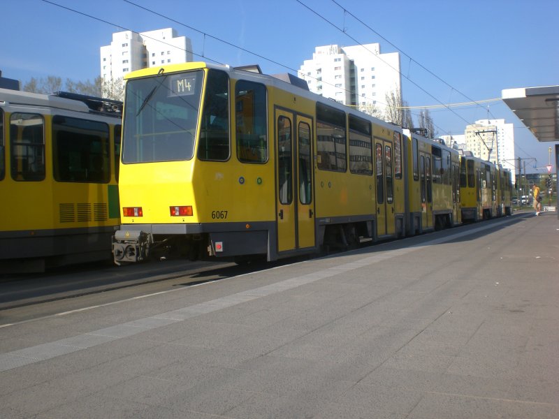 Berlin: Stra�enbahnlinie M4 nach Falkenberg am S-Bahnhof Hohensch�nhausen.