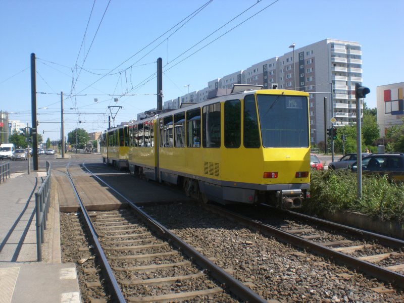 Berlin: Stra�enbahnlinie M4 nach Falkenberg an der Haltestelle Hohensch�nhausen Prerower Platz.
